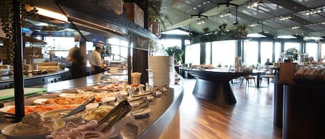 Morgenmadsbuffet hver dag (35 CHF pr. person)