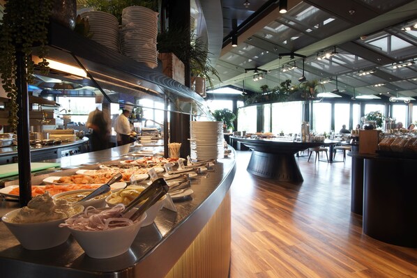 Café da manhã com buffet todos os dias (CHF 35 por pessoa) 