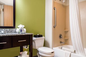 Ducha y bañera combinadas y artículos de higiene personal gratuitos