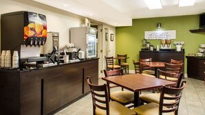 Ein Restaurant mit Theke, Stühlen und Tischen.