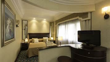 Deluxe Suite | Down duvets, minibar, in-room safe, desk