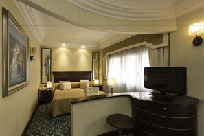 Deluxe Suite | Down duvets, minibar, in-room safe, desk