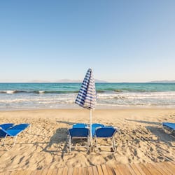 Sulla spiaggia, lettini da mare