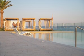 Piscine extérieure, chaises longues