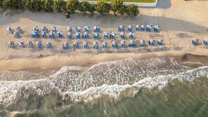 Sur la plage, chaise longue