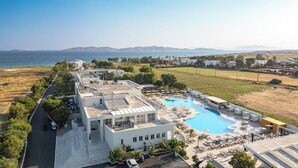 Ein Resort mit Pool, Außenbereich und Meerblick.