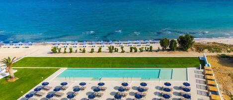 Een buitenzwembad en ligstoelen