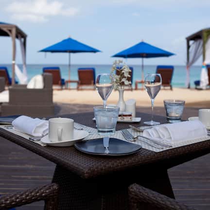 供应早餐、午餐和晚餐,海滩景观