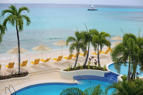 Ropa de cama de alta calidad y minibar . The House, An Autograph Collection All-Inclusive Resort - Adults Only