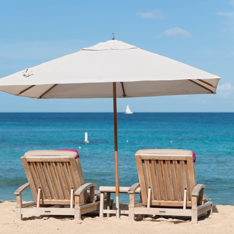 在海滩、白沙、免费海滩小屋、沙滩椅