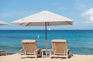 Am Strand, weißer Sandstrand, Cabañas (kostenlos), Liegestühle