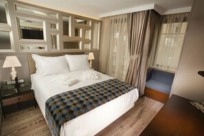 Club Room, Multiple Beds | Premium bedding, memory foam beds, minibar, in-room safe - Hotel La Villa (Istanbul)