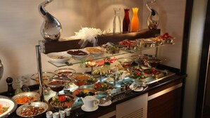 Un buffet proposant une variété de plats et de boissons.
