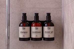 Bañera con ducha, artículos de tocador ecológicos, secador de pelo