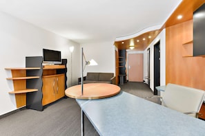 Minibar, Zimmersafe, Schreibtisch, schallisolierte Zimmer