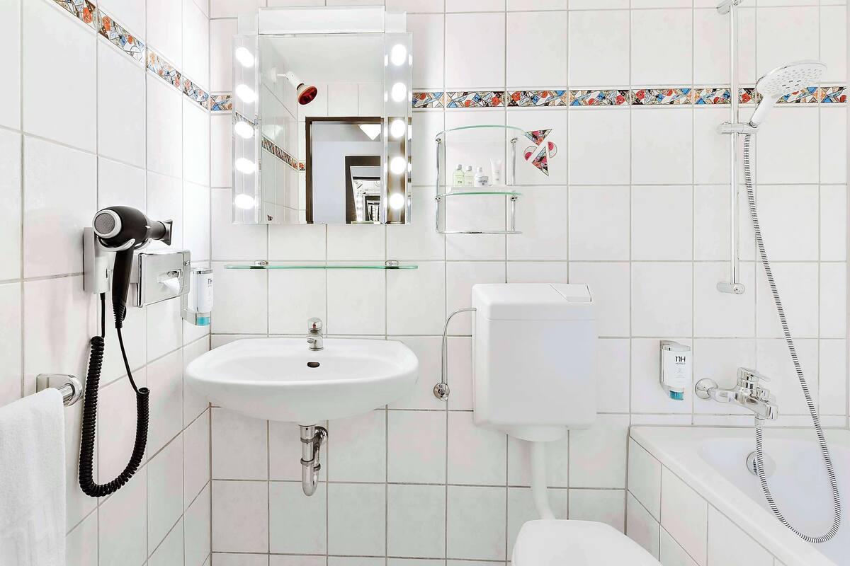 combined shower/bathtub, eco-friendly toiletries, hair dryer, towels