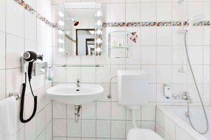 Bañera con ducha, artículos de tocador ecológicos, secador de pelo