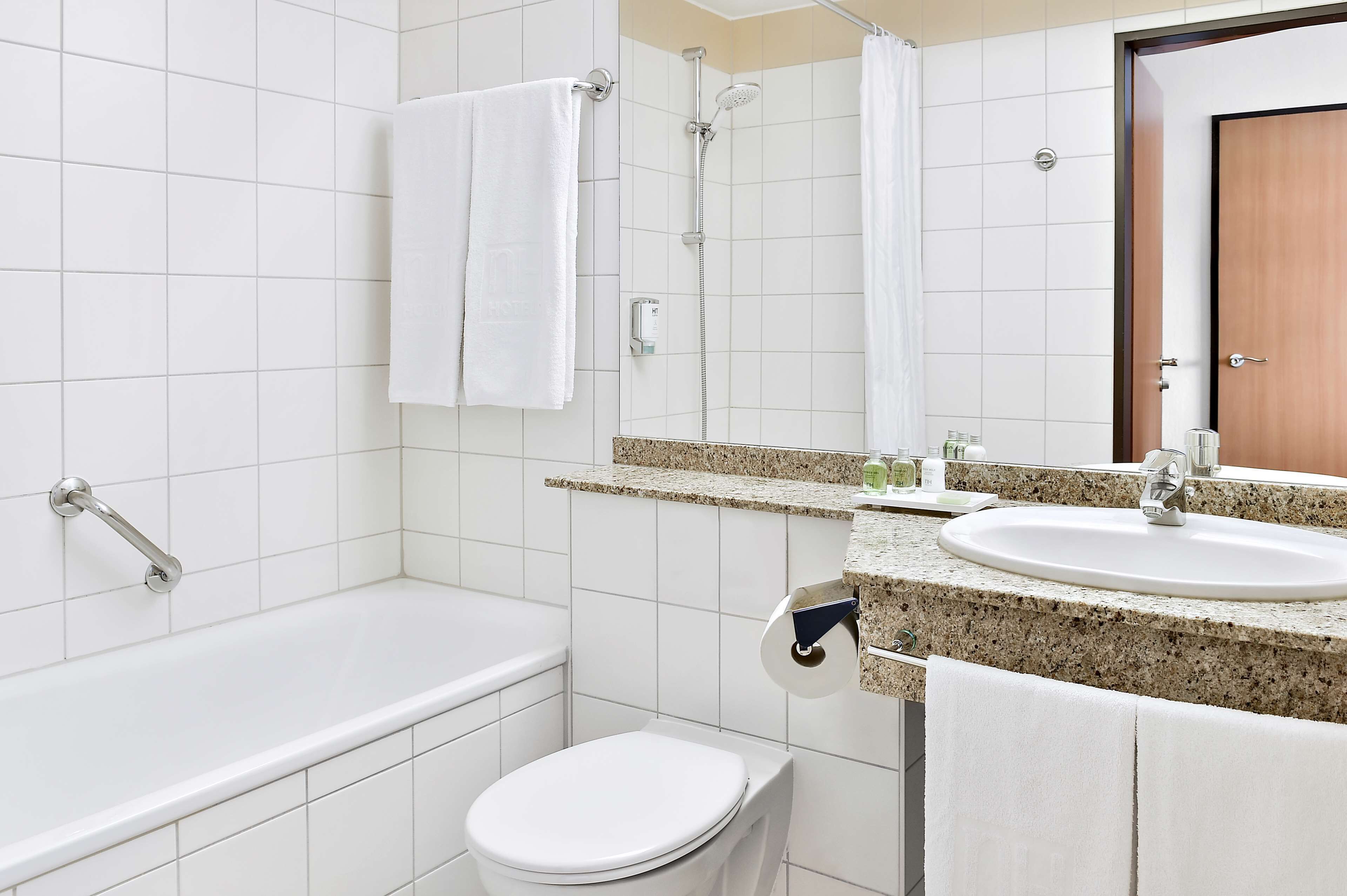 combined shower/bathtub, eco-friendly toiletries, hair dryer, towels