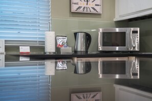 Business Studio, Kitchen | Private kitchen | Fridge, microwave, oven, stovetop - No 1 The Mansion Apartments by Mansley (London)