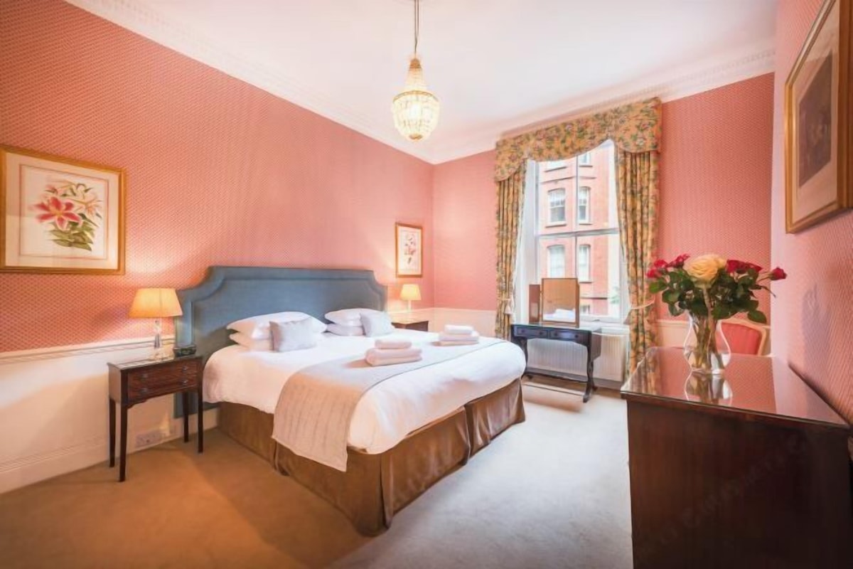 Premium bedding, in-room safe, laptop workspace, blackout drapes