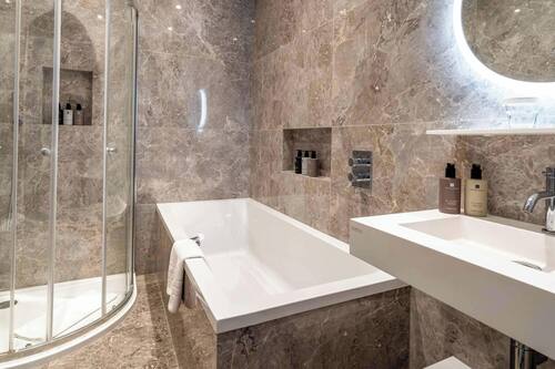 Signature Apartment, 3 Bedrooms, 2 Bathrooms | Bathroom | Designer toiletries, hair dryer, towels
