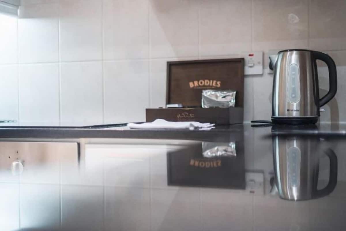 Private kitchen | Fridge, microwave, oven, stovetop