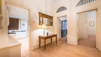 Klassiek appartement, 3 slaapkamers, 2 badkamers | Woonruimte | Een 65-inch televisie met satellietzenders