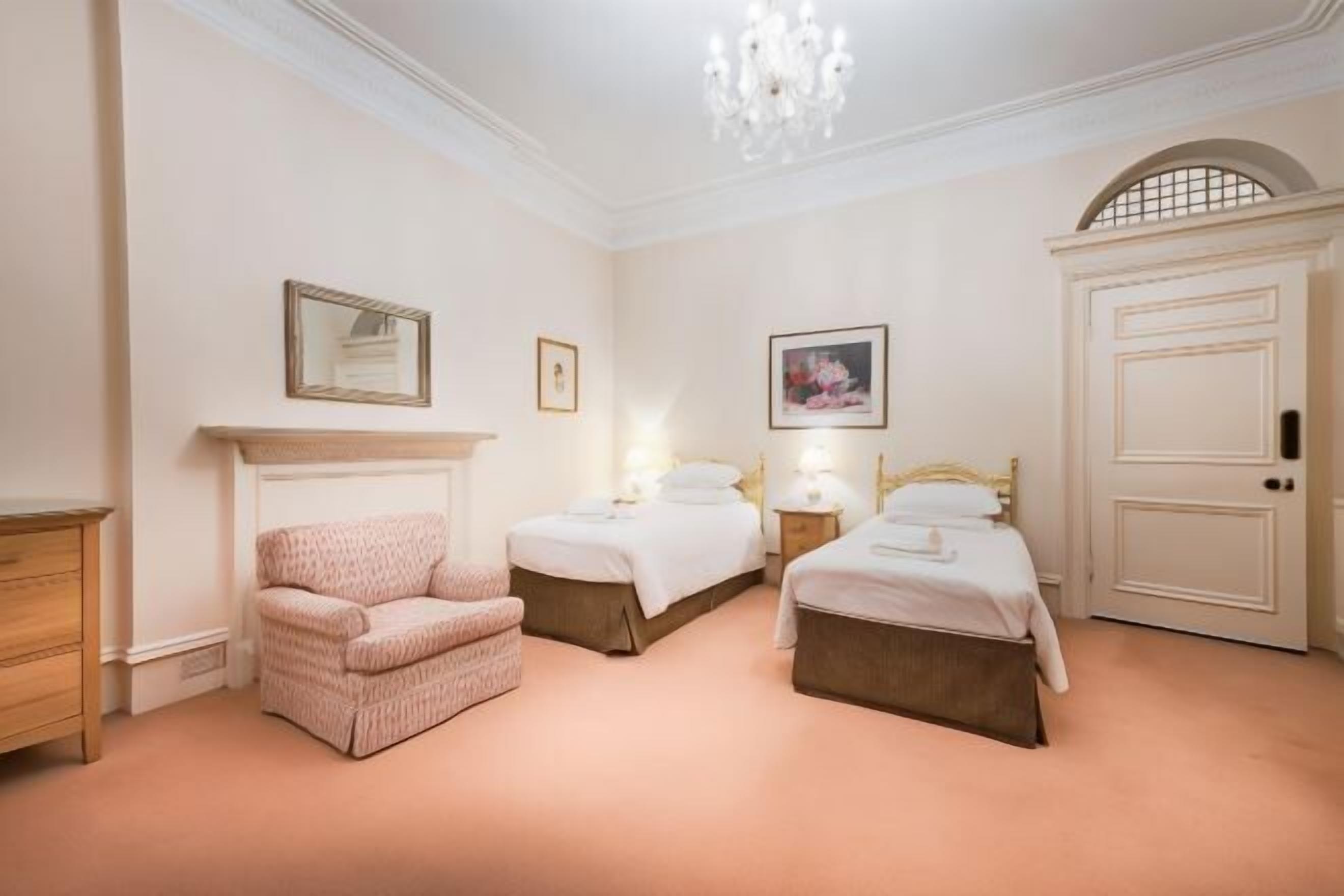 Sengetøy av topp kvalitet, safe på rommet og skrivebord for bærbar PC