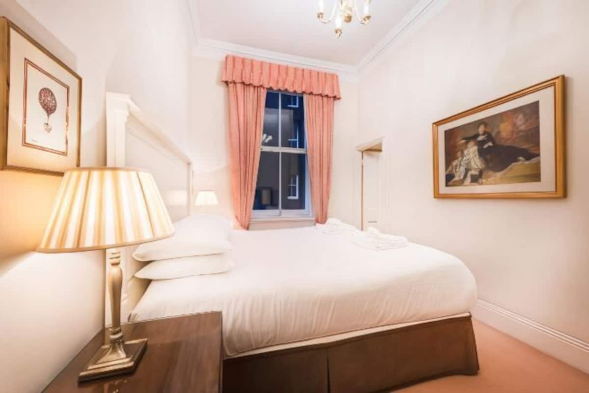 Premium bedding, in-room safe, laptop workspace, blackout drapes