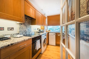 Appartement Deluxe, 2 chambres, 2 salles de bains | Cuisine privée | Réfrigérateur, micro-ondes, four, plaque de cuisson