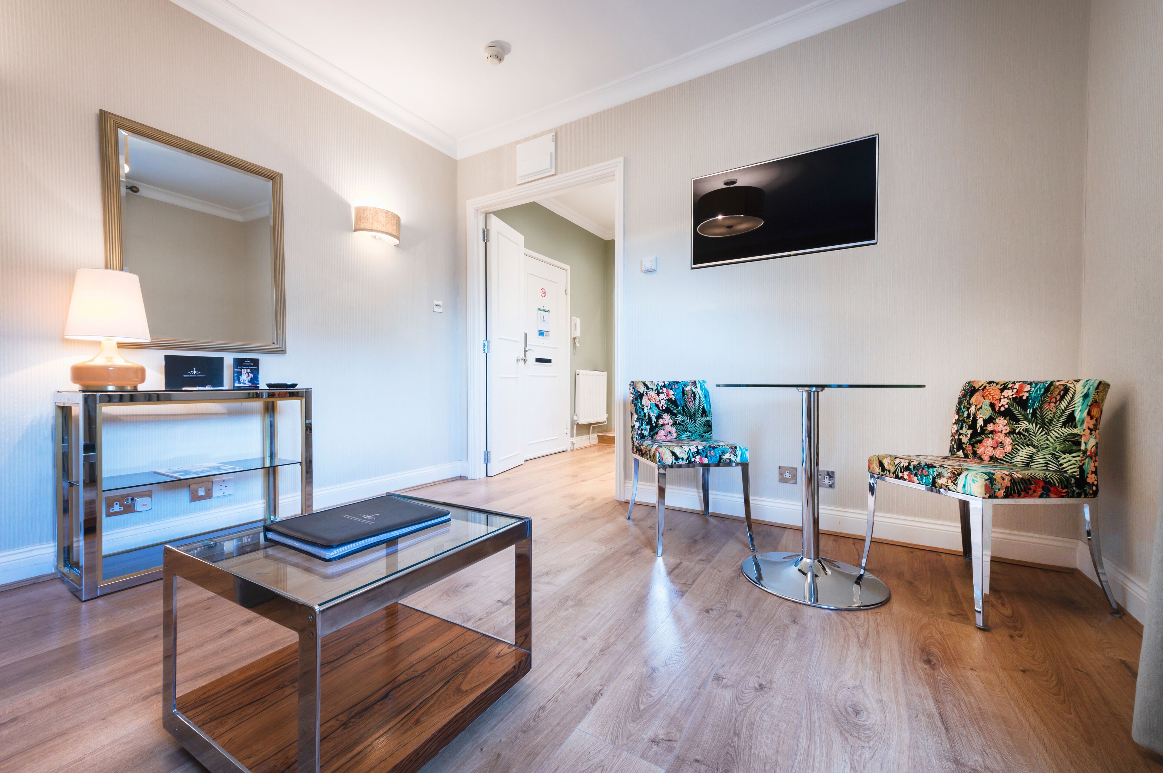 Studio – business, kjøkken | Oppholdsområde | En 65-tommers TV med Parabol-TV