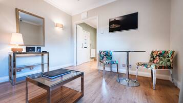 Studio – business, kjøkken | Oppholdsområde | En 65-tommers TV med Parabol-TV