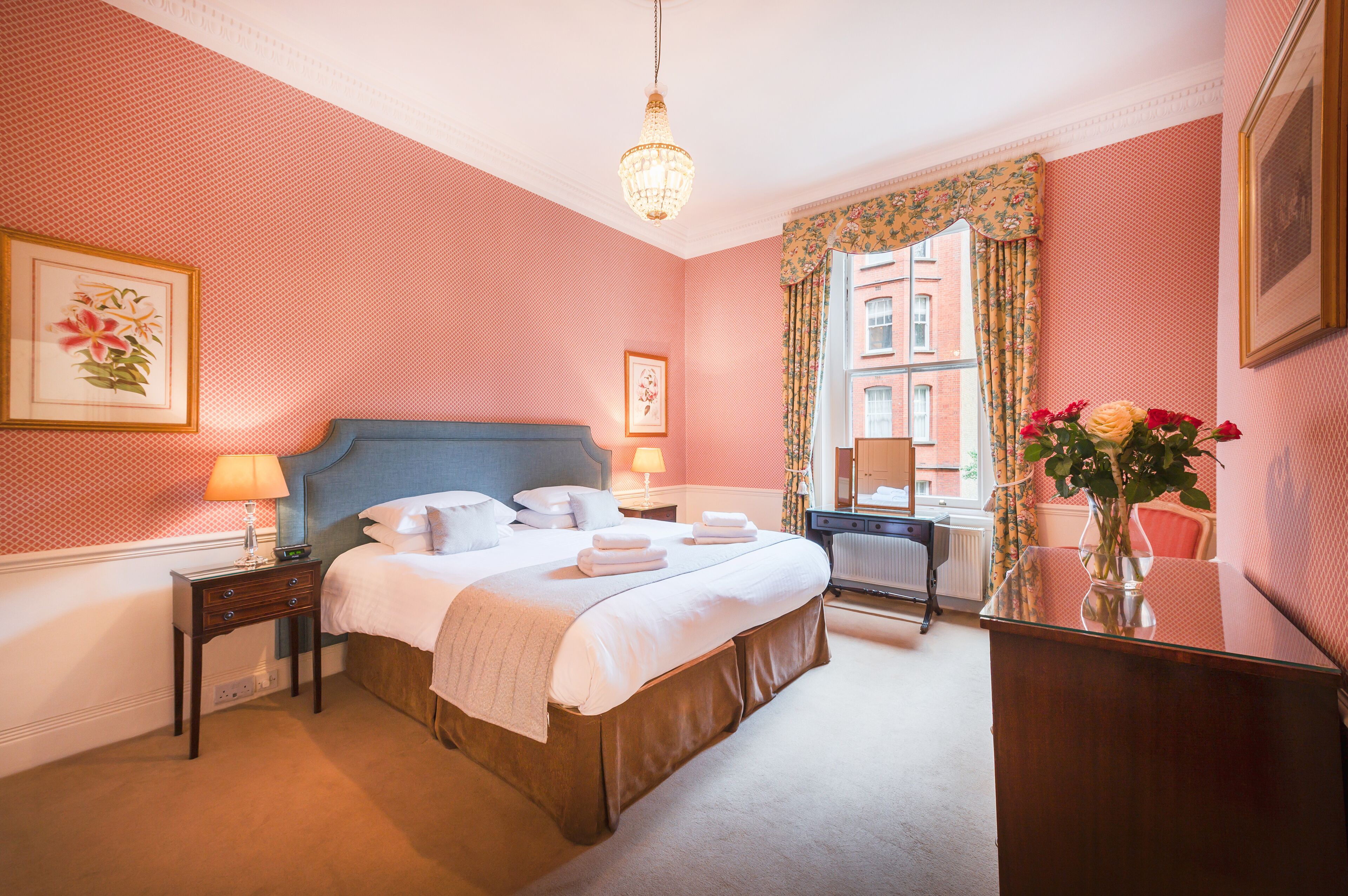 Apartment 4 Bedrooms, 3 Bathrooms | Sengetøy av topp kvalitet, safe på rommet og skrivebord for bærbar PC