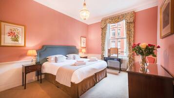 Apartment 4 Bedrooms, 3 Bathrooms | Sengetøy av topp kvalitet, safe på rommet og skrivebord for bærbar PC