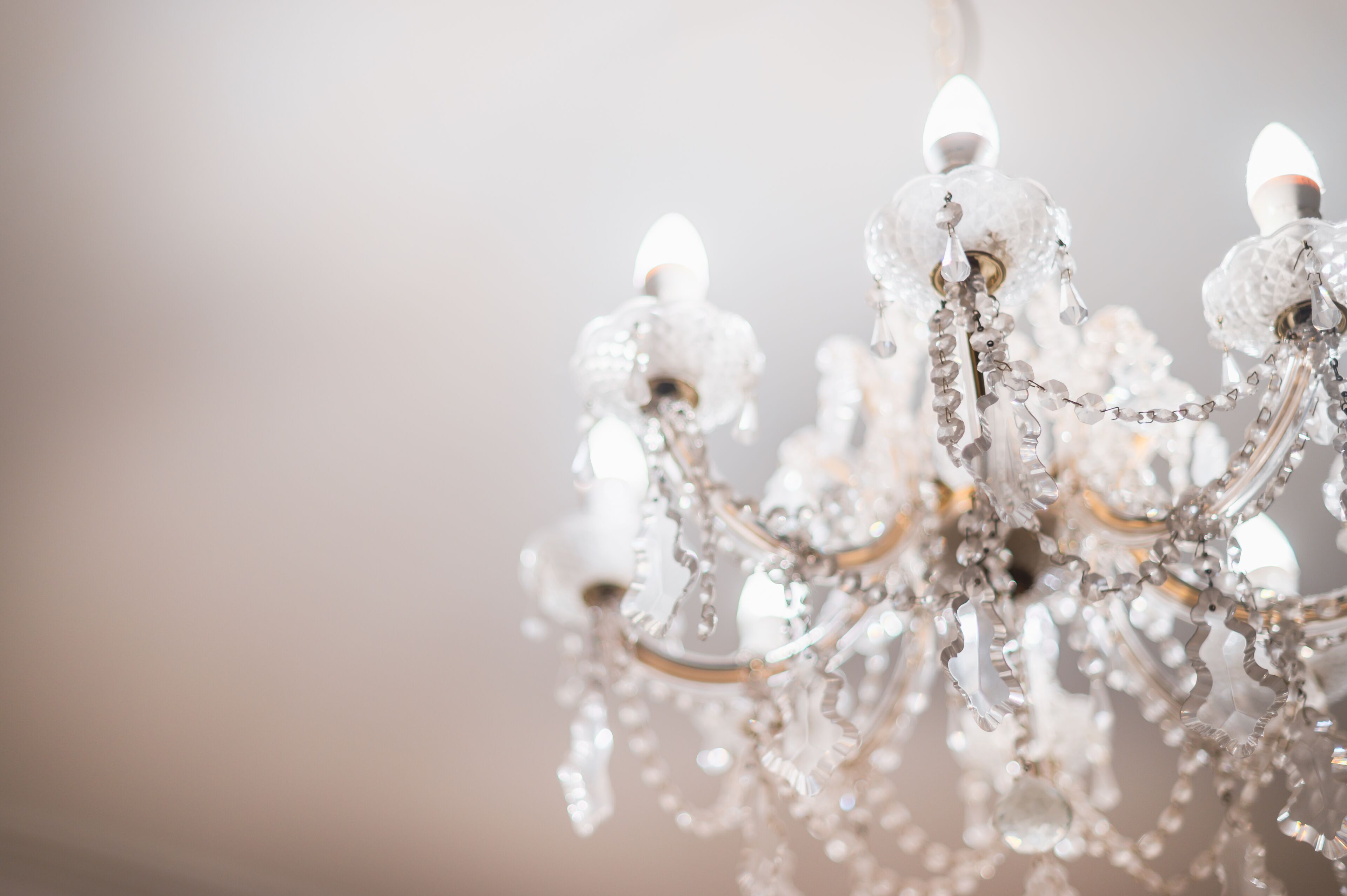 Um close-up de um candelabro com vários braços e detalhes em cristal.