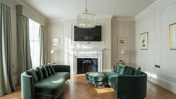 Apartment, 3 Bedrooms, 3 Bathrooms | Area soggiorno | TV 65 pollici con canali satellitari