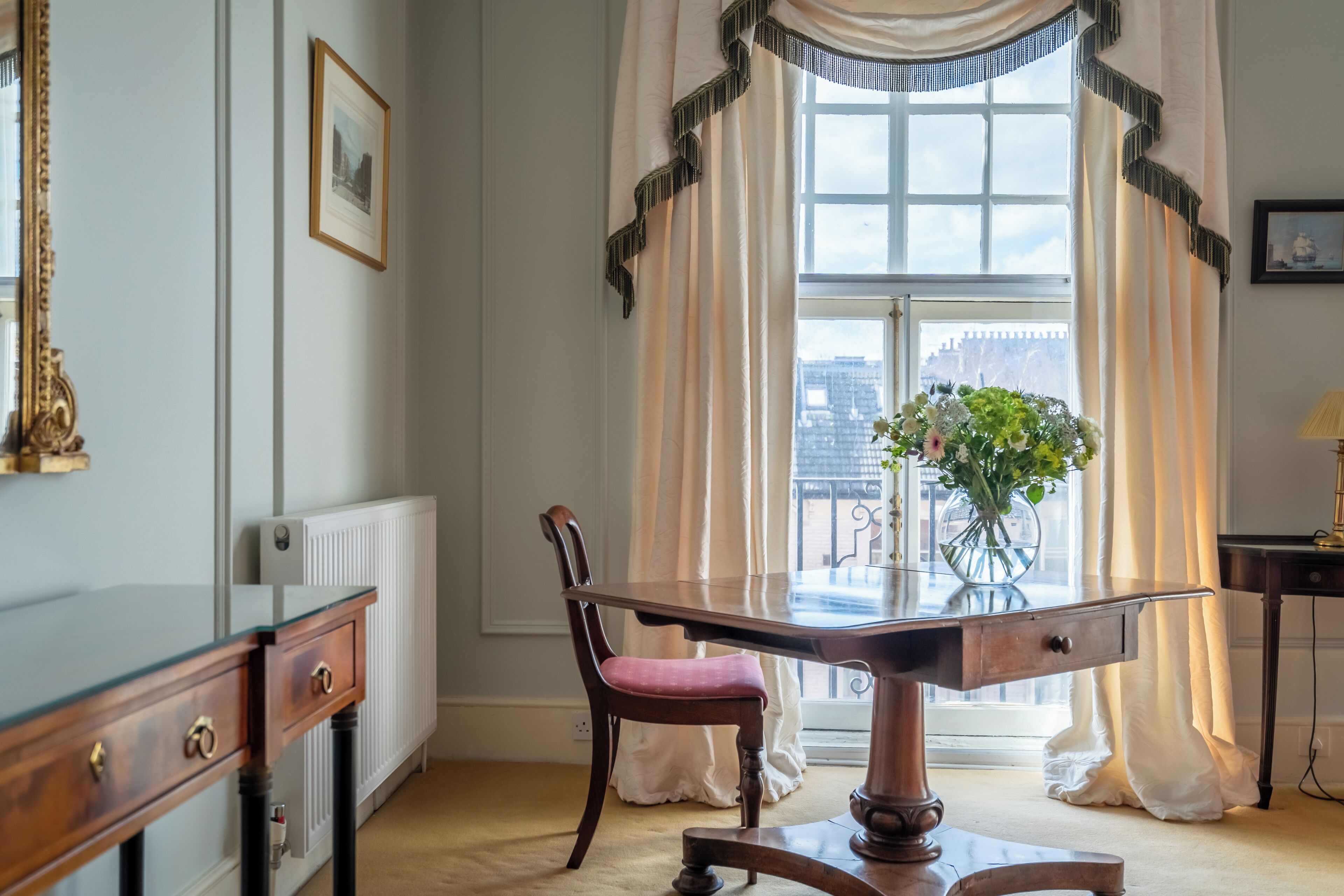 The Highgrove Suite | Coin séjour | Télévision de 65 pouces avec chaînes par satellite