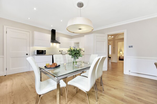 Signature appartement, 3 slaapkamers, keuken, uitzicht op tuin | Privékeuken | Een koelkast, een magnetron, een oven, een kookplaat