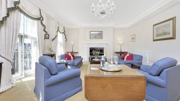 The Highgrove Suite | Oppholdsrom | En 65-tommers TV med Parabol-TV