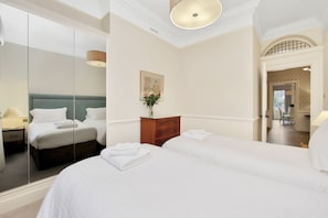 Appartement Premium, 3 chambres, patio, vue jardin | Literie de qualité supérieure, coffres-forts dans les chambres