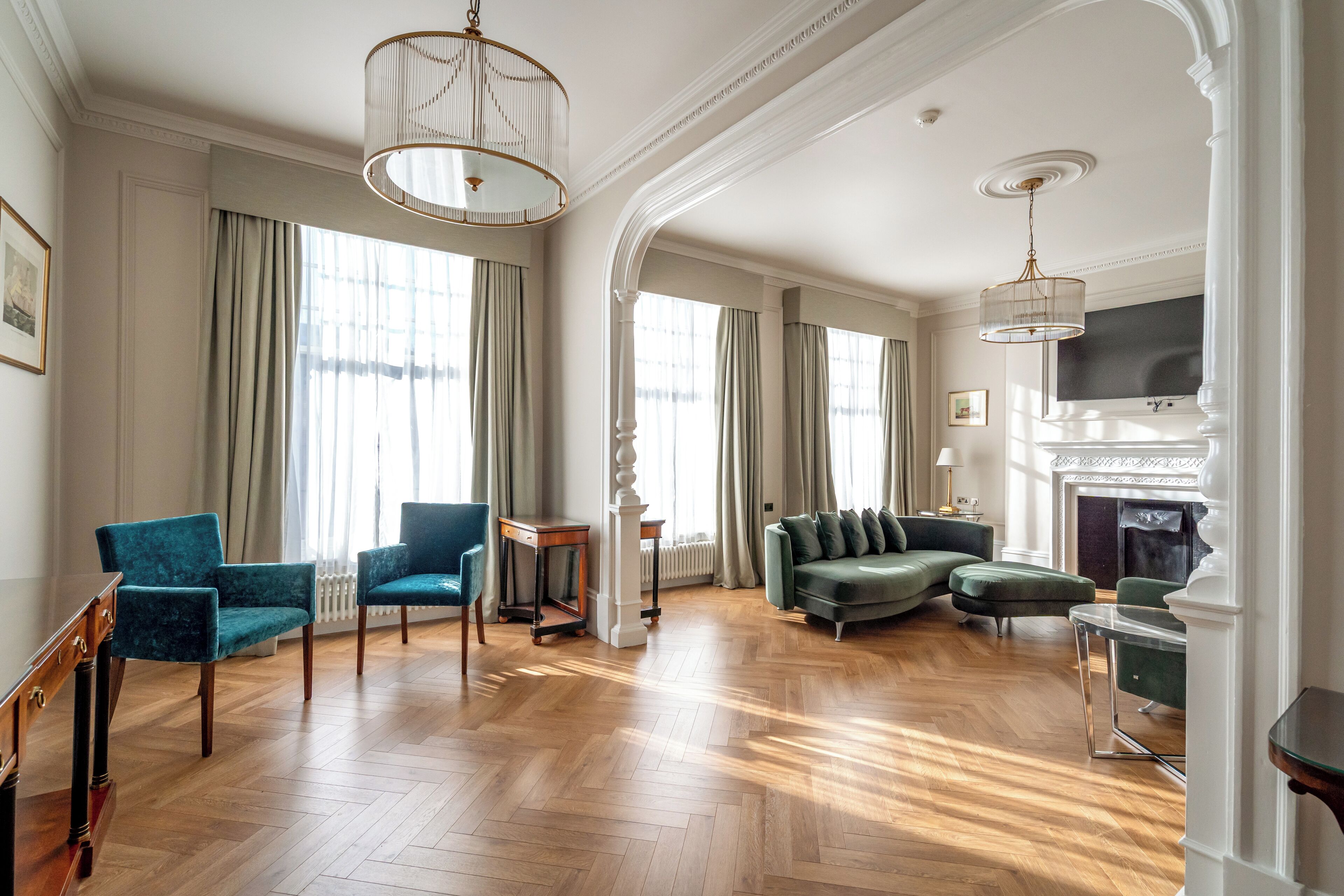 Apartment, 3 Bedrooms, 3 Bathrooms | Coin séjour | Télévision de 65 pouces avec chaînes par satellite