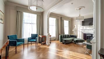 Apartment, 3 Bedrooms, 3 Bathrooms | Coin séjour | Télévision de 65 pouces avec chaßnes par satellite