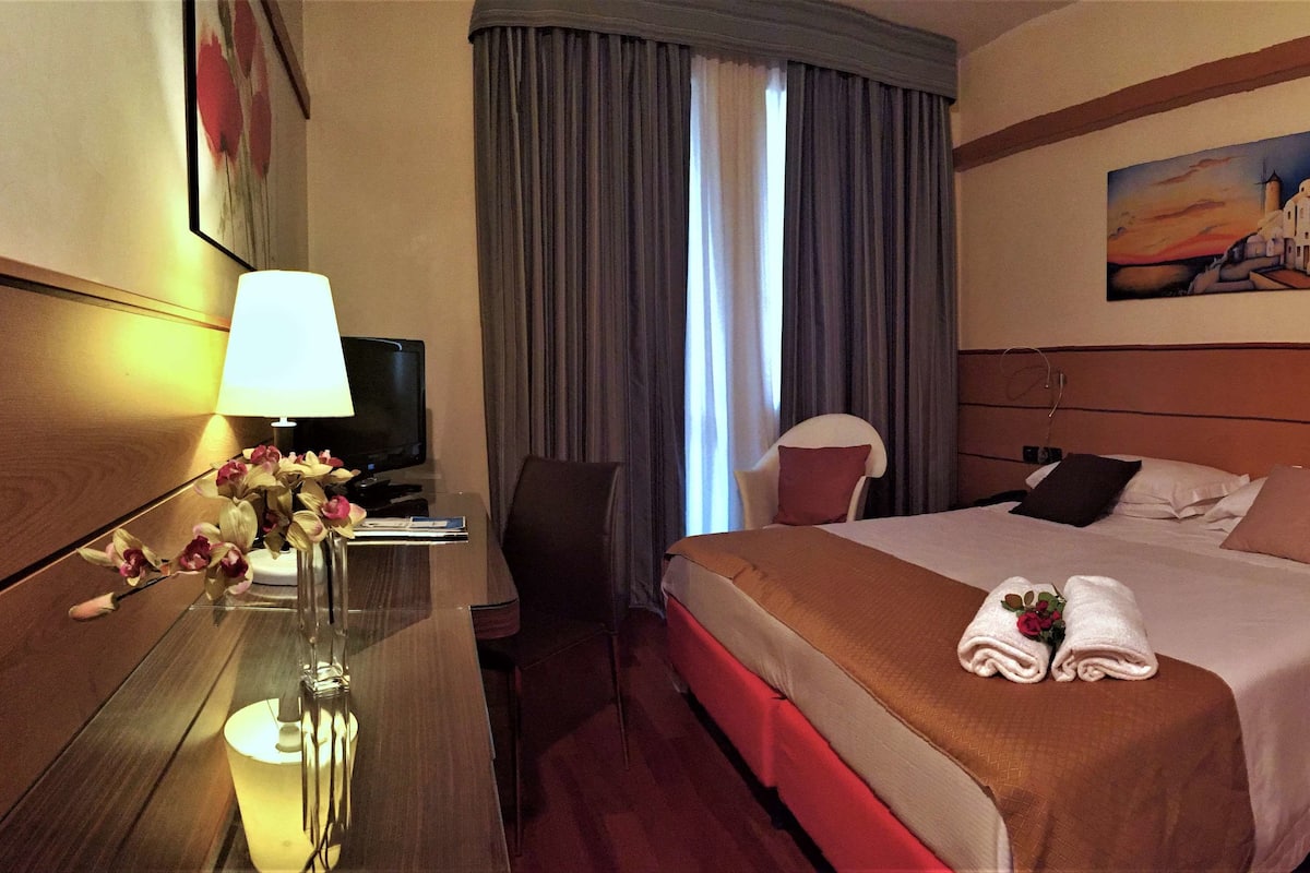 Habitación clásica, 1 cama de matrimonio, en edificio anexo | Ropa de cama hipoalergénica, minibar, caja fuerte y escritorio