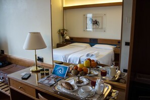 Allergikerbettwaren, Minibar, Zimmersafe, Schreibtisch