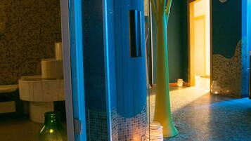Un sauna, una bañera de hidromasaje, baño turco, baño turco/hammam