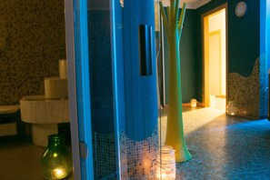 Un sauna, una bañera de hidromasaje, baño turco, baño turco/hammam