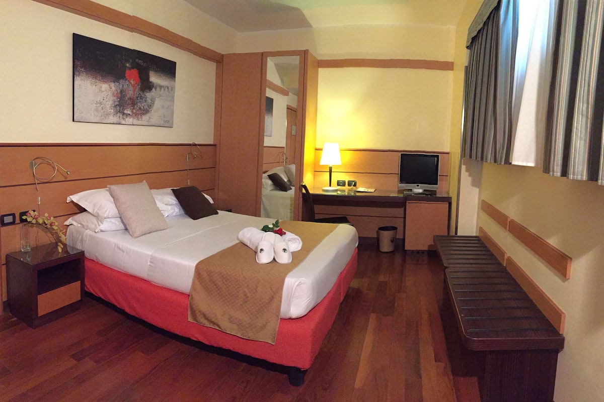 Habitación económica, 1 cama de matrimonio, en edificio anexo | Ropa de cama hipoalergénica, minibar, caja fuerte y escritorio