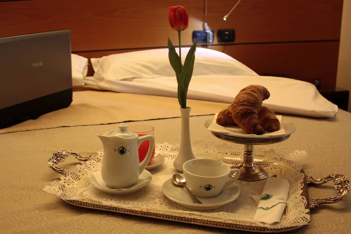 Ropa de cama hipoalergénica, minibar, caja fuerte y escritorio