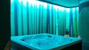 Un cuarto de spa con un jacuzzi, una estatua de Buda y vistas a través de una cortina.