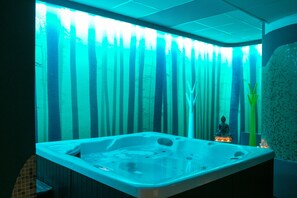 Sauna, hot tub, steam room, Turkish bath/hammam, body treatments